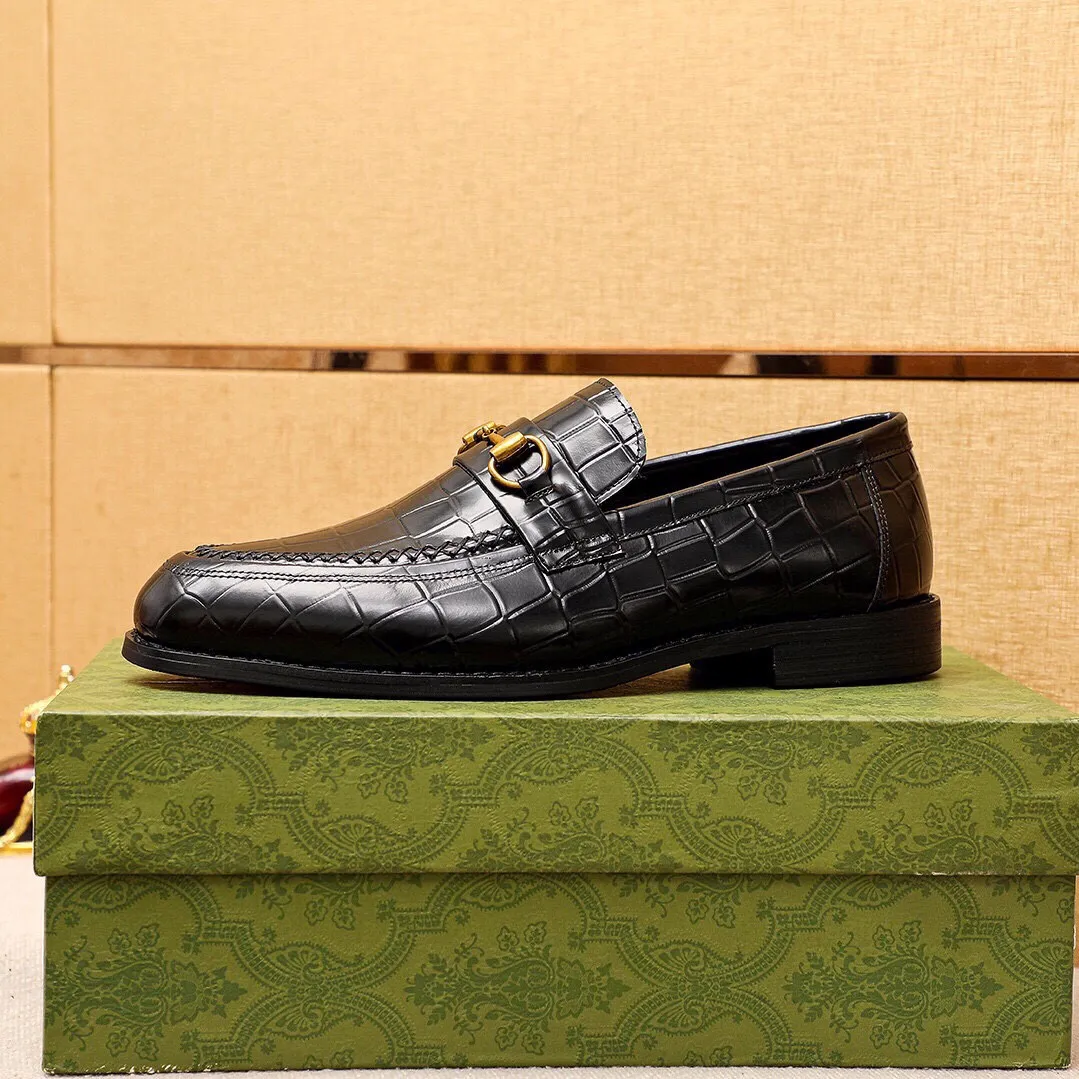 Men's shoes 💰460 💐 Product trademark: GUCCI "Gucci" casual leather shoes Regular size: 38-44 (45🉑️customized) Product materials: Selected imported first-layer calfskin embossed upper + luxury hardware buckle, imported water-dyed cow leather lining. Strong three-dimensional visual effect, combined outsole Color: 2⃣️colors available
